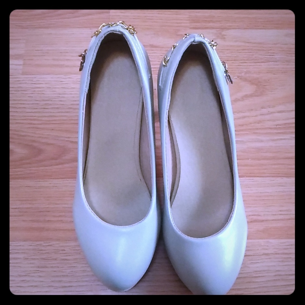 High heel with heart chain